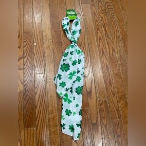 SAINT PATRICK’S
Charming Clover Print Scarf